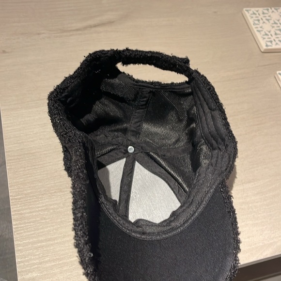 Black fuzzy NY hat - Picture 2 of 3